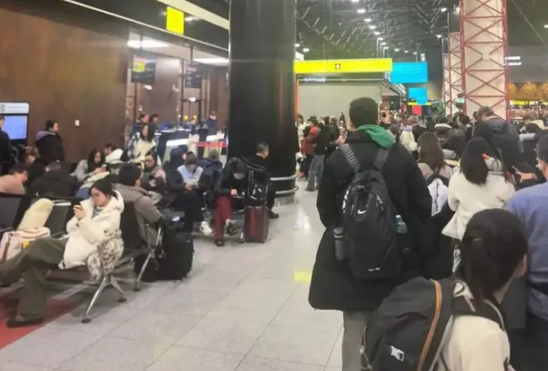 无人机侵袭 大批中国游客滞留莫斯科机场